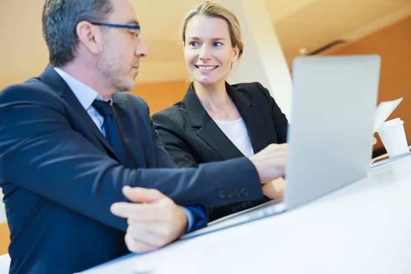 Gens Affaires Réunissant Dans Bureau Moderne — Photo