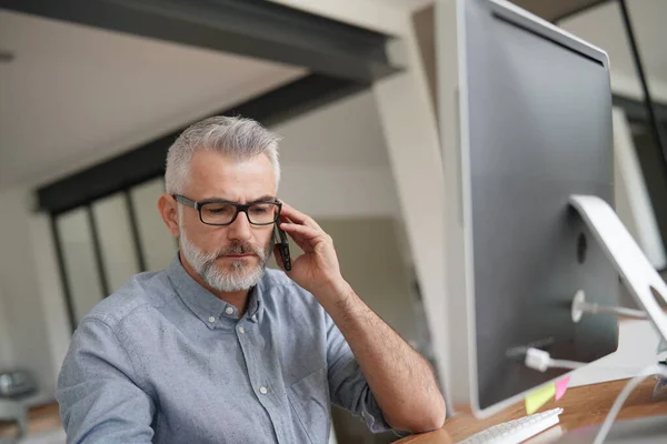 Homme Mûr Bureau Parlant Téléphone — Photo