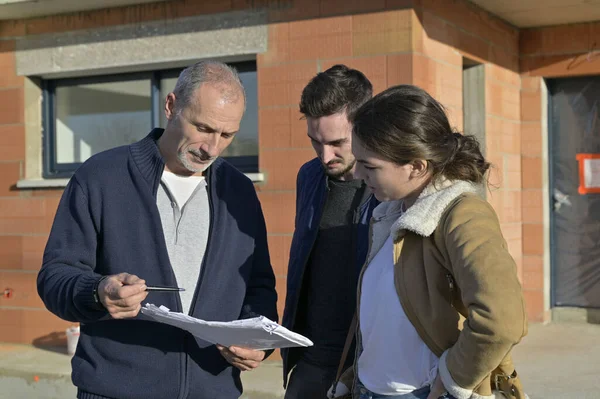 Young Couple Visiting House Construction — Stock Photo, Image