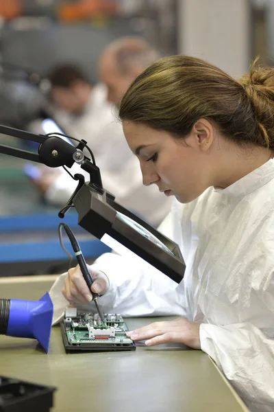 Junge Auszubildende Mikroelektronik Labor lizenzfreie Stockbilder