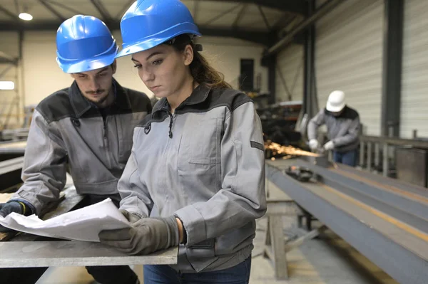 Aprendiz Trabajando Fábrica Aceros Imágenes De Stock Sin Royalties Gratis