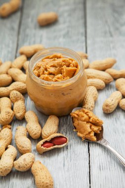 açık bir kavanoz fıstık ezmesi kaşık ile