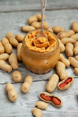 açık bir kavanoz fıstık ezmesi kaşık ile