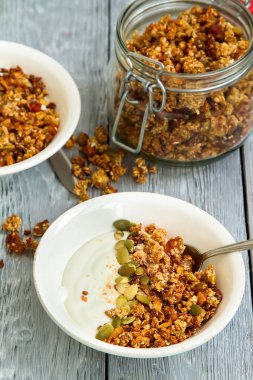 Granola kahvaltı tabağı ve bitkisel çay Yoğurtlu