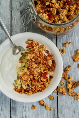 Granola kahvaltı tabağı ve bitkisel çay Yoğurtlu
