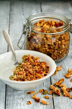 Granola kahvaltı tabağı ve bitkisel çay Yoğurtlu