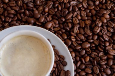 Beyaz fincan ve kahve çekirdekleri