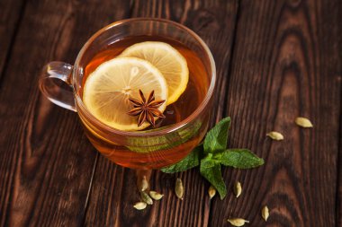 ahşap bir masa üzerinde baharatlar ile sıcak çay