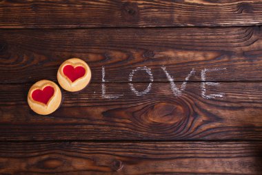 Tebeşir ile ahşap bir masa üzerinde yazılı kelimesini seviyorum