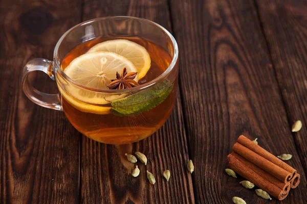 Forró tea, fűszerek, egy fából készült asztal — Stock Fotó