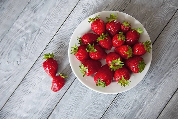 Friske jordbær på gammel trebakgrunn – stockfoto