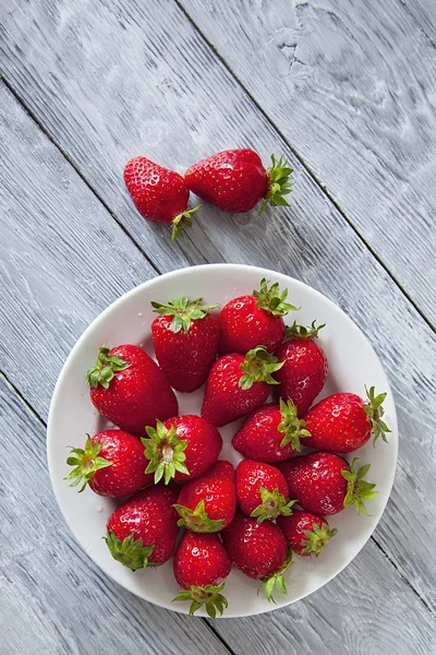 Friske jordbær på gammel trebakgrunn – stockfoto
