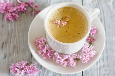 fincan kahve ve bahar liliac ile natürmort çiçek