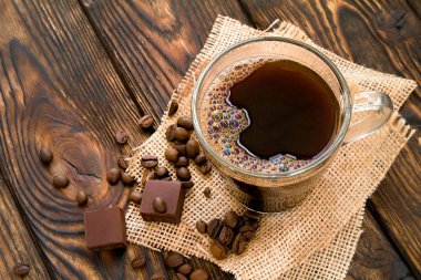 çok renkli baloncuklar içinde eski ahşap masa kahve espresso fincan bardak