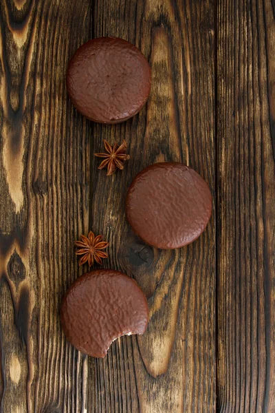 Trzy Choco Ciasto słodki deser na wieś ciemny stary stół — Zdjęcie stockowe