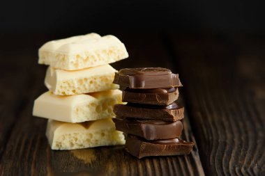 Moodle tarzı ahşap koyu arka plan üzerinde beyaz ve koyu çikolata adet blok