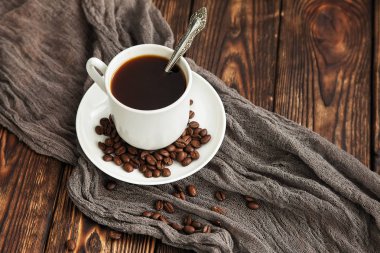 lezzetli koyu çikolata parçaları ahşap bir karanlık eski masa üzerinde bir blok