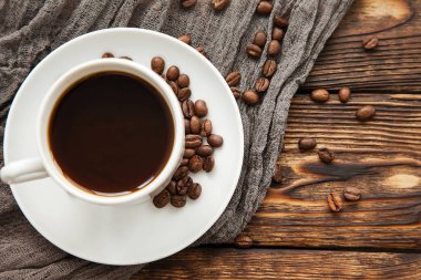 lezzetli koyu çikolata parçaları ahşap bir karanlık eski masa üzerinde bir blok