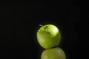 iki taze sulu ıslak elma siyah arka plan üzerine Piramidi