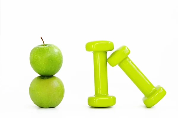 Dos manzanas verdes y pesas sobre fondo blanco — Foto de Stock