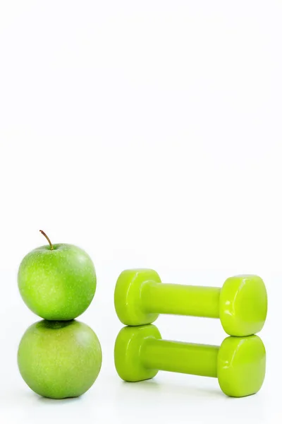 Dos manzanas verdes y pesas sobre fondo blanco — Foto de Stock