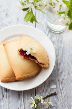 vişneli turta daire ahşap arka plan bahar bileşiminde üzerinde