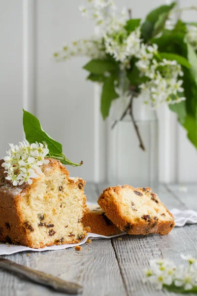 Bolo Corte Saboroso Caseiro Com Passas Flores Cereja Uma Mesa — Fotografia de Stock