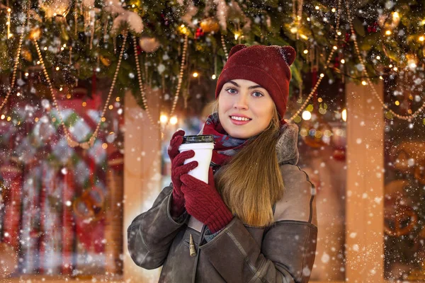 Mujer feliz con taza de café en un mercado de Navidad — Foto de Stock