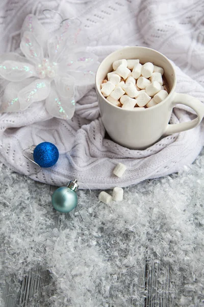 Чашка какао с зефиром на рождественском деревянном фоне — стоковое фото