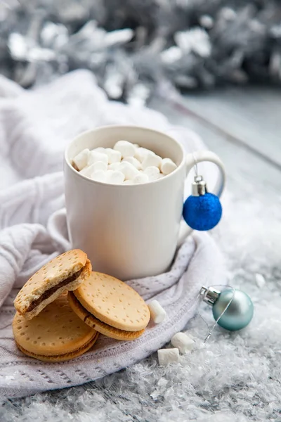 Чашка какао с зефиром и печеньем на рождественском деревянном фоне — стоковое фото
