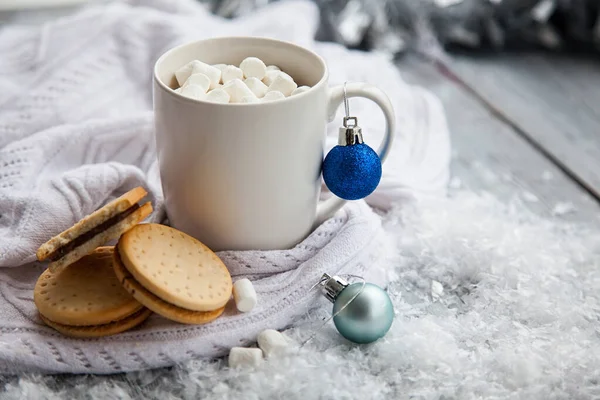 Xícara de cacau com marshmallow e biscoitos no fundo de madeira de Natal — Fotografia de Stock