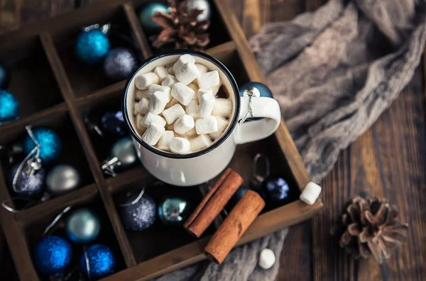 Cup of coffee and marshmallow on Christmas wooden background. — Stock Photo, Image