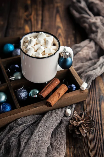 Cup of coffee and marshmallow on Christmas wooden background. — Stock Photo, Image