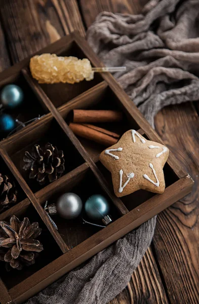 Caixa de madeira com itens de Natal e pão de gengibre . — Fotografia de Stock