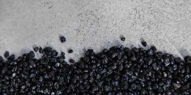 beyaz arkaplanda siyah tohumlar