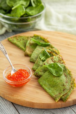 Kırmızı havyarlı ıspanaklı kek.