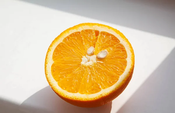 Mitad Naranja Sobre Fondo Blanco —  Fotos de Stock