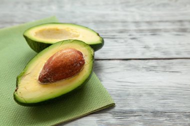 Ahşap arka planda avokado yarıları 