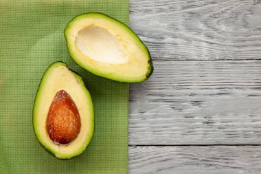 Ahşap arka planda avokado yarıları 