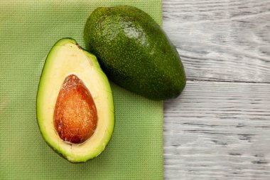 Ahşap arka planda avokado yarıları 