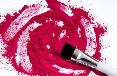 Makyaj fırçası ve beyaz arka planda dağınık allık. Üst görünüm ve boşluk kopyala. Makyaj kavramı.