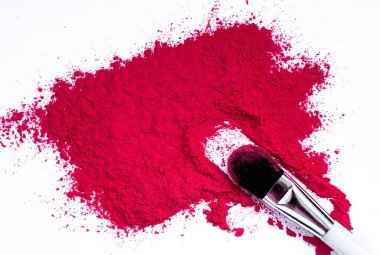 Makyaj fırçası ve beyaz arka planda dağınık allık. Üst görünüm ve boşluk kopyala. Makyaj kavramı.