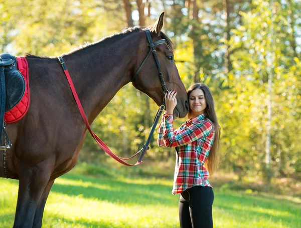 야외는 말과 함께 아름 다운 긴 머리 젊은 여자 — 스톡 사진