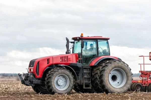 Tracteur agricole travaillant sur le terrain. Printemps pour semer. Pla — Photo