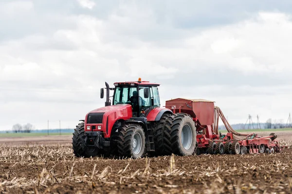 Farmer tractor working in the field. Spring time for sowing. Pla — Stock Photo, Image