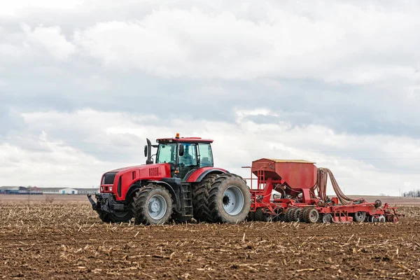 Farmer tractor working in the field. Spring time for sowing. Pla — Stock Photo, Image