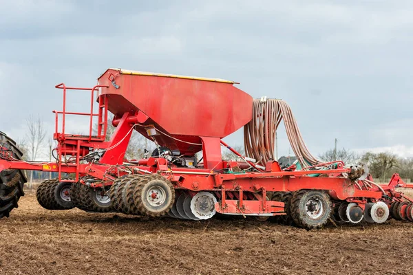 Trattore agricolo che lavora sul campo. Primavera per la semina. Pla — Foto Stock