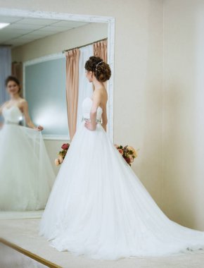 Aynanın önünde güzel genç gelin. Öğe, dikey, düğünü