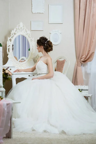 Beautiful young bride in front of the mirror. Portrait with wedd — Stock Photo, Image