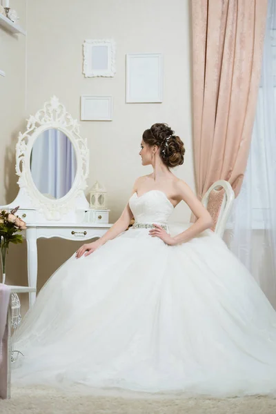 Bella giovane sposa davanti allo specchio. Ritratto con matrimonio — Foto Stock